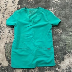 Figs women scrub set in surgical Green. Casma Top XS. Yola Bottom XSP.